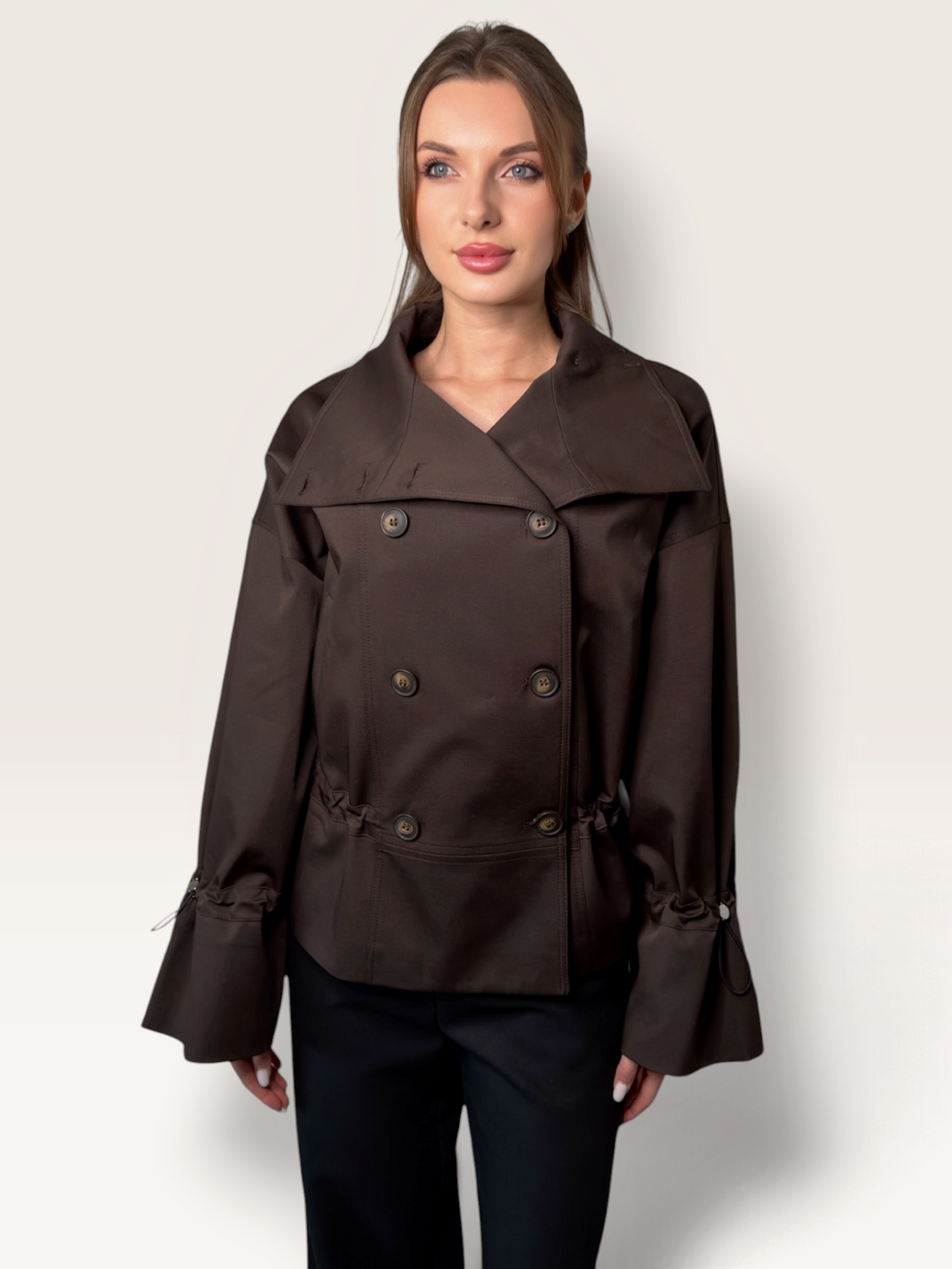 Detaliu nasturi geaca maro oversized Dahlia
