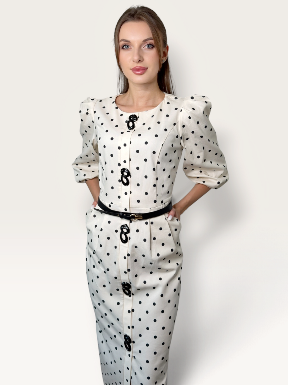 Detaliu nasturi decorativi rochie midi cu buline crem Dahlia