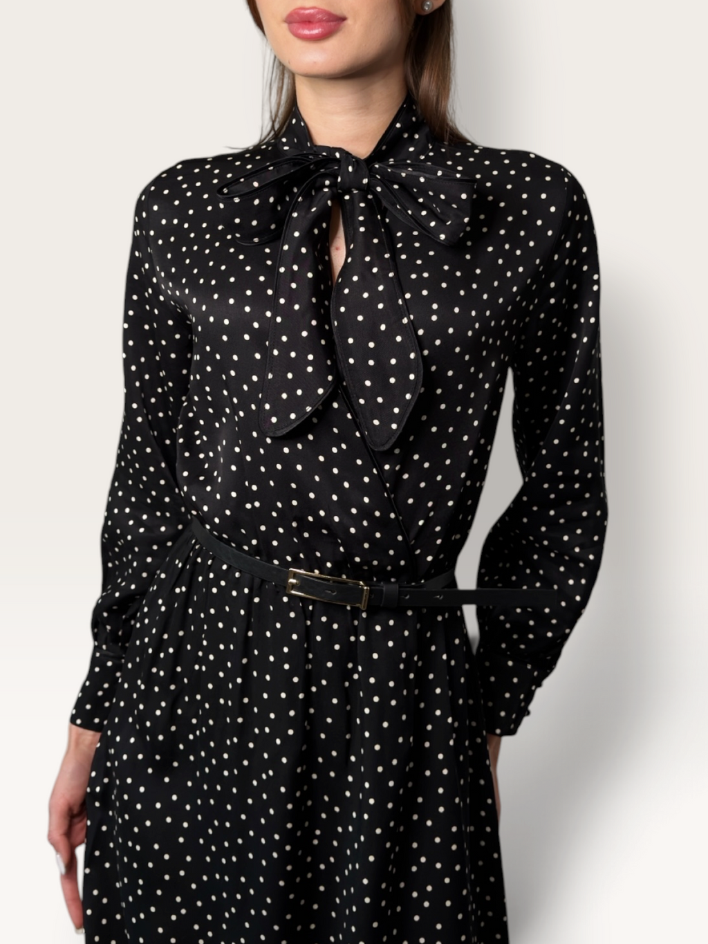 Rochie midi cu buline neagra purtata Dahlia