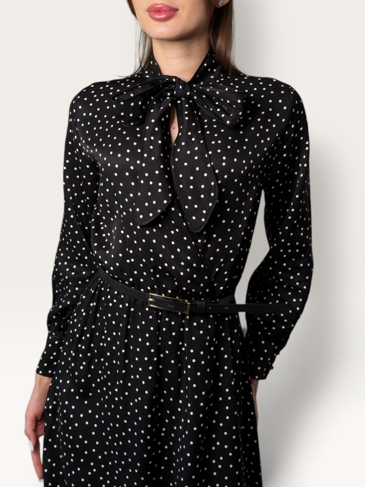Rochie midi cu buline neagra purtata Dahlia